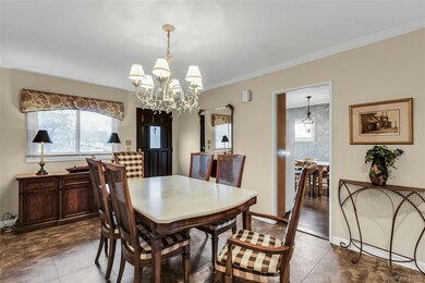 27 Abbey Ln, Plainview, NY 11803 - photo 4