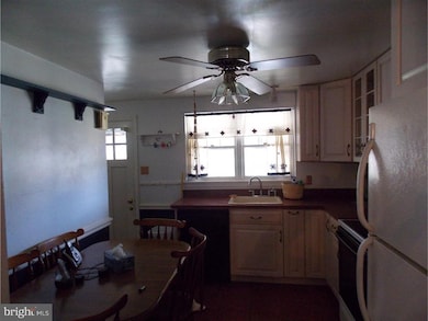 1812 Carson Dr, Norristown, PA 19403 - photo 4