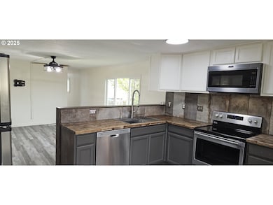 401 N Comstock Ave, Sutherlin, OR 97479 - photo 7