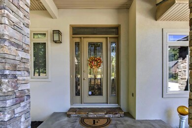 02_OkemaWay_322_FrontDoor