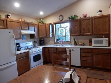 560 Oakwood Dr, Oregon, WI 53575 - photo 6