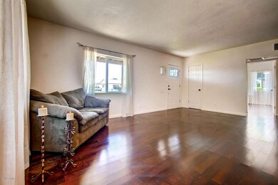 1934 W Earll Dr Phoenix AZ-large-006-Liv