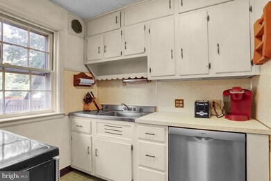 2811 Filbert Ave, Reading, PA 19606 - photo 7