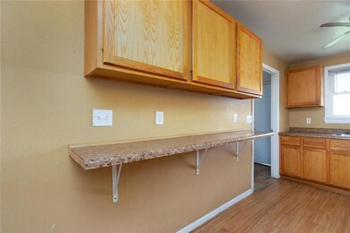 913 9th St SE, Cedar Rapids, IA 52401 - photo 6