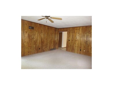 Large main level family room.