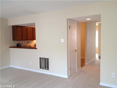 Living Room - Pass through to kitchen for easy ent