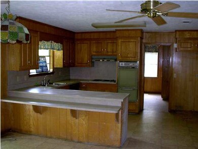 Large Kitchen with Breakfast Nook