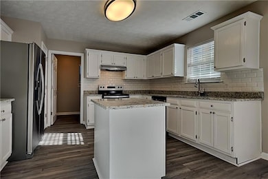 5260 Harbins Point Ln NW, Lilburn, GA 30047 - photo 3