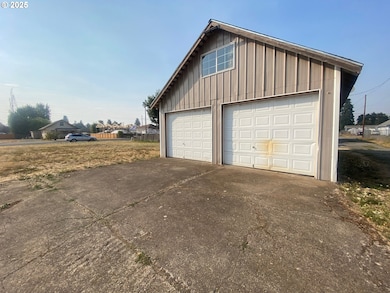 156 N 1st St, Creswell, OR 97426 - photo 4
