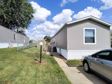 3208 W 47th Place, Davenport, IA 52806 - photo 2