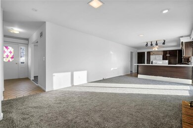 3733 2nd Ave SW, Cedar Rapids, IA 52404 - photo 3