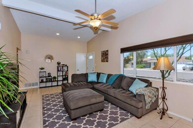 706 E Cavalier Dr-large-004-31-Living Ro