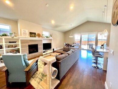 Open great room w/ gas FP