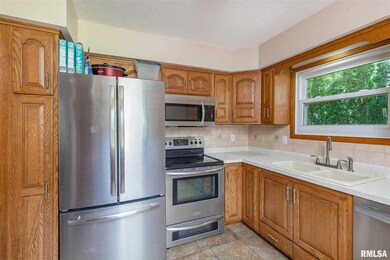 2705 E 35th St, Davenport, IA 52807 - photo 6