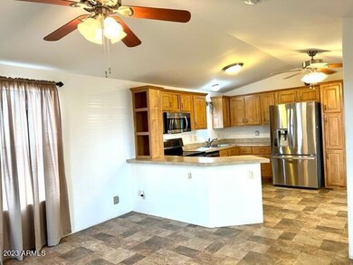 KITCHEN WITH PENINSULA 4