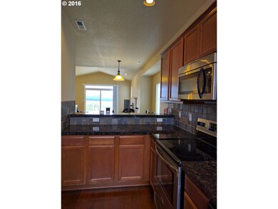 1235 SW 10th Way, Troutdale, OR 97060 - photo 4