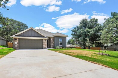 900 Montgomery St, Springtown, TX 76082 - photo 2