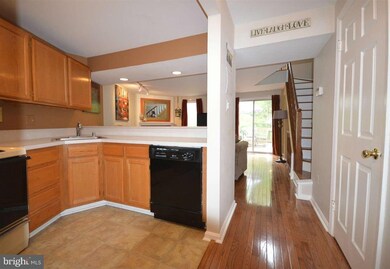 11944 Hollowwind Ct, Reston, VA 20194 - photo 3