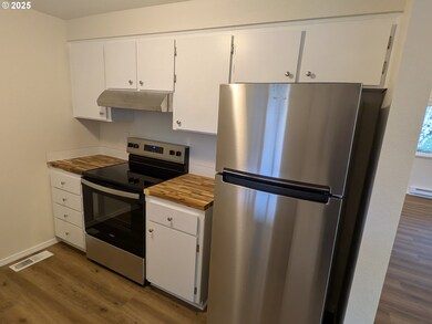 253 S Grove Ln, Sutherlin, OR 97479 - photo 4