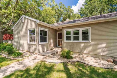 1804 Hawthorne Dr, Cedar Falls, IA 50613 - photo 2