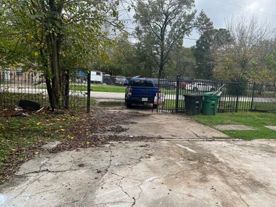 8602 Prairie View Dr, Houston, TX 77088 - photo 5