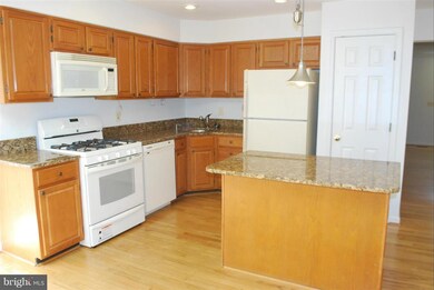 10616 Alison Dr, Burke, VA 22015 - photo 6