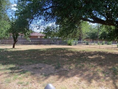 1406 Truelove St, Gainesville, TX 76240 - photo 2