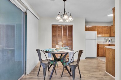 EAT-IN KITCHEN