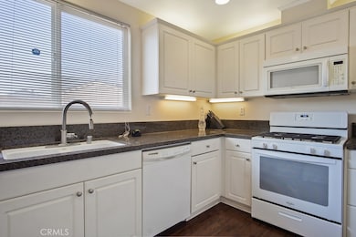 899 W Kemp Ct, Compton, CA 90220 - photo 6