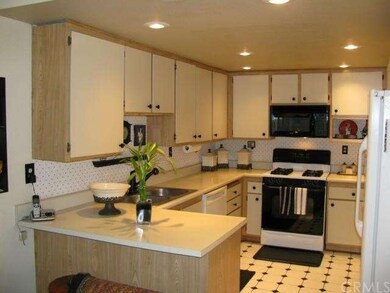 Upgraded kitchen with recessed lights, New Stove/O