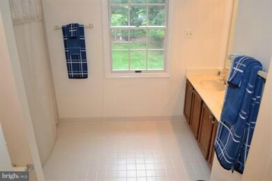 15520 Norman Dr, North Potomac, MD 20878 - photo 4