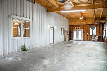 Large enclosed patio entrance, great as party/play