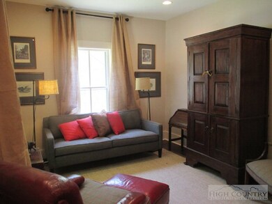 Front sitting area: Cozy sitting area in front of