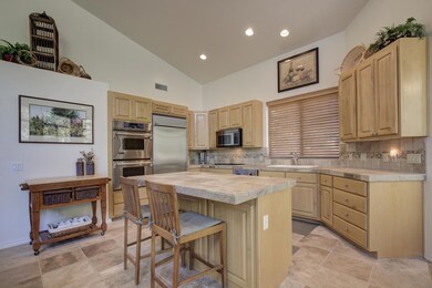 Kitchen w/ Breakfast Bar