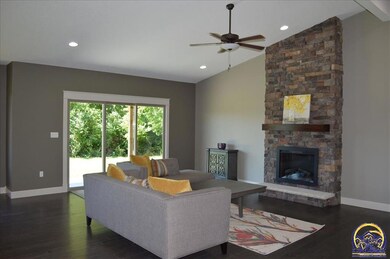 6325 SW 44th St, Topeka, KS 66610 - photo 7