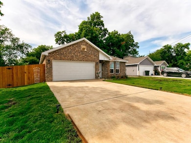 120 Peacock St, Cleburne, TX 76031 - photo 2