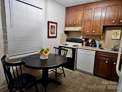 1335 12th Street Dr NW unit 12, Hickory, NC 28601 - photo 3