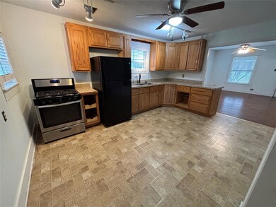 909 W Wardville St, Cleburne, TX 76033 - photo 5