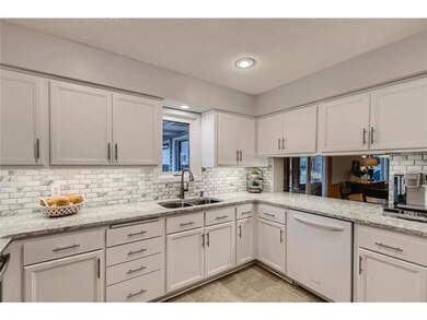 9207 Polaris Ln N Maple Grove-large-020-021-Kitche