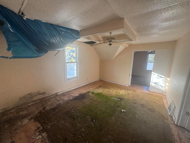 2415 prospect upr liv rm angle 1