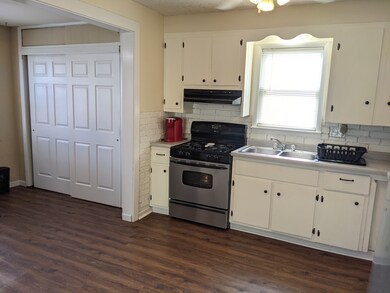 817 W Chestnut St, Freeport, IL 61032 - photo 3