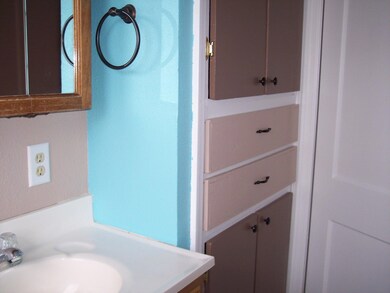 Storage drawers in main bathroom<|><|>