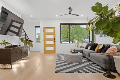 Living room with visible vents, baseboards, reces