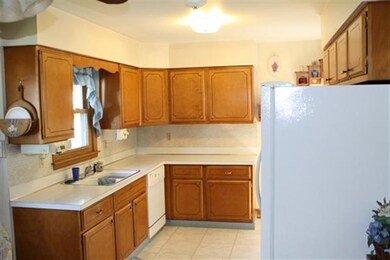 2202 W 35th St, Davenport, IA 52806 - photo 6