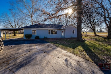 912 W Country Rd, Columbus, KS 66725 - photo 2