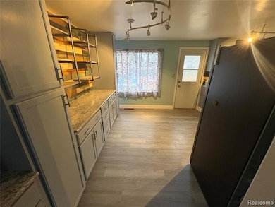 2374 Bradford Dr, Flint, MI 48507 - photo 4