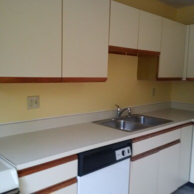 J6 Stonehedge Dr, South Burlington, VT 05403 - photo 2