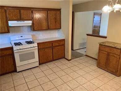 716 N Ramblin Oaks Dr, Moore, OK 73160 - photo 6