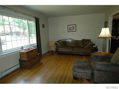 20x12 living room w/ oak floors