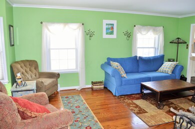 Living Room 1/4